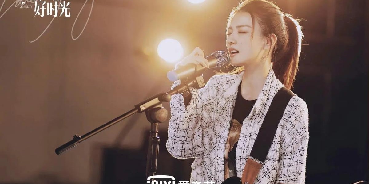 《良辰美景好时光：星光与电竞的甜蜜交响》