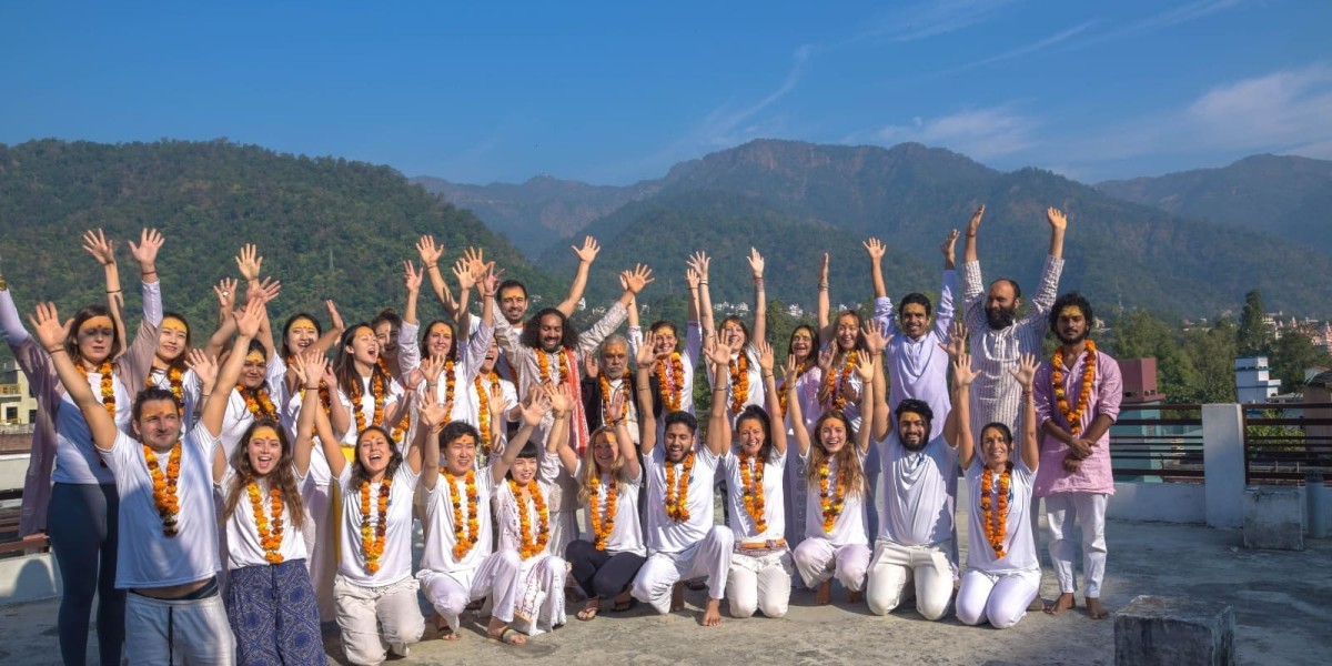 100 hour yoga TTC in Rishikesh